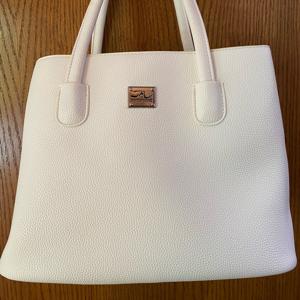 Jessica Moore big white purse with a lot of inside pockets.